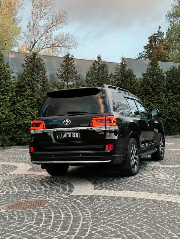 TOYOTA Land Cruiser 200